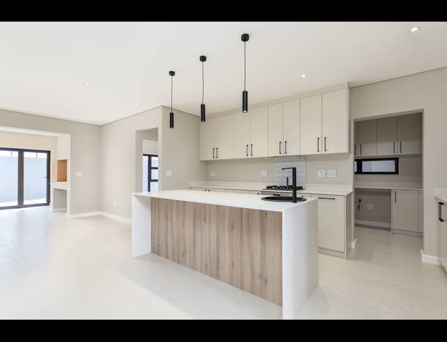 4 BEDROOM FREEHOLD FOR SALE IN SANDOWN